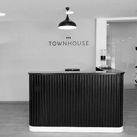 Oyo Townhouse 17 Huda City Center Near Leisure Valley Park Γκουργκάον Εξωτερικό φωτογραφία
